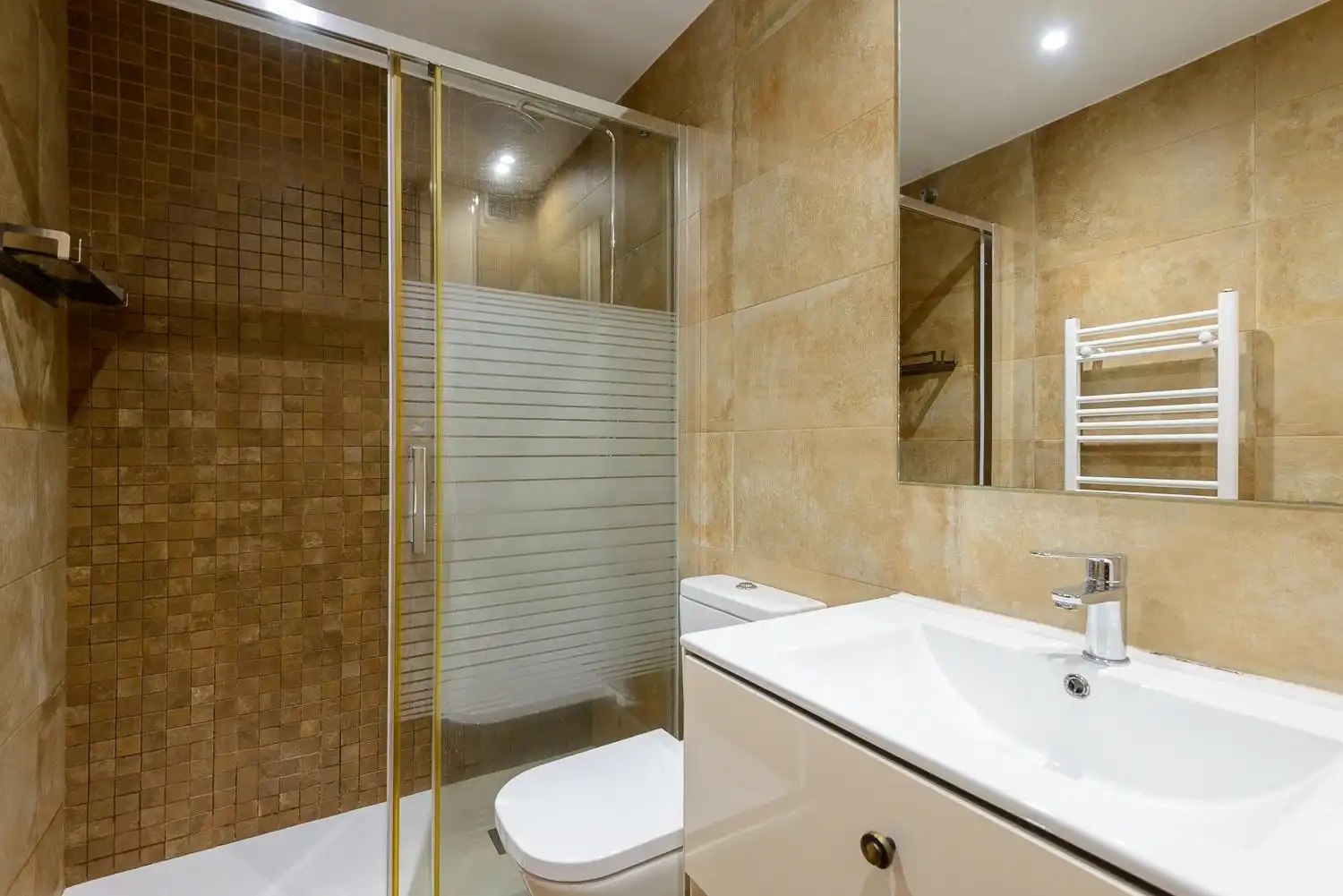 Baño de Piso en venta en Siero con Calefacción, Trastero y Amueblado