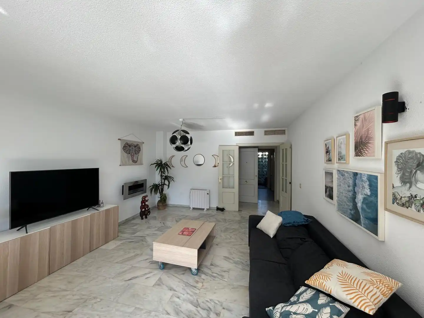 Sala d'estar de Pis en venda en Estepona amb Moblat, Balcó i Piscina comunitària