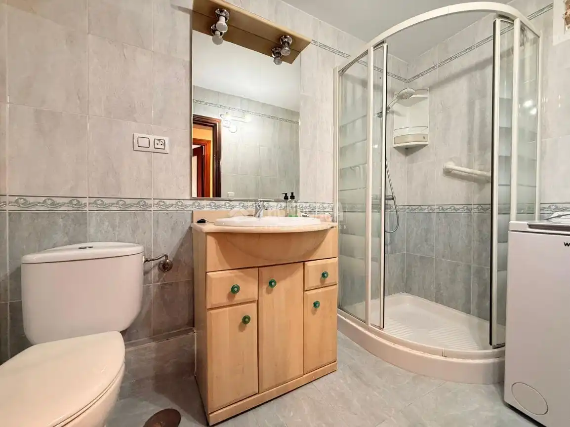 Bathroom of Flat for sale in Madrid