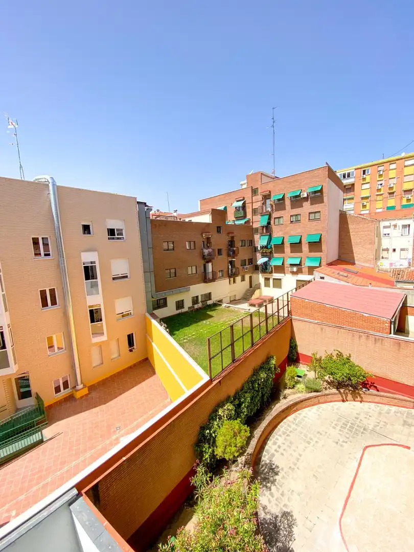 Außenansicht von Wohnung zur Miete in Madrid mit Klimaanlage, Heizung und Parkett