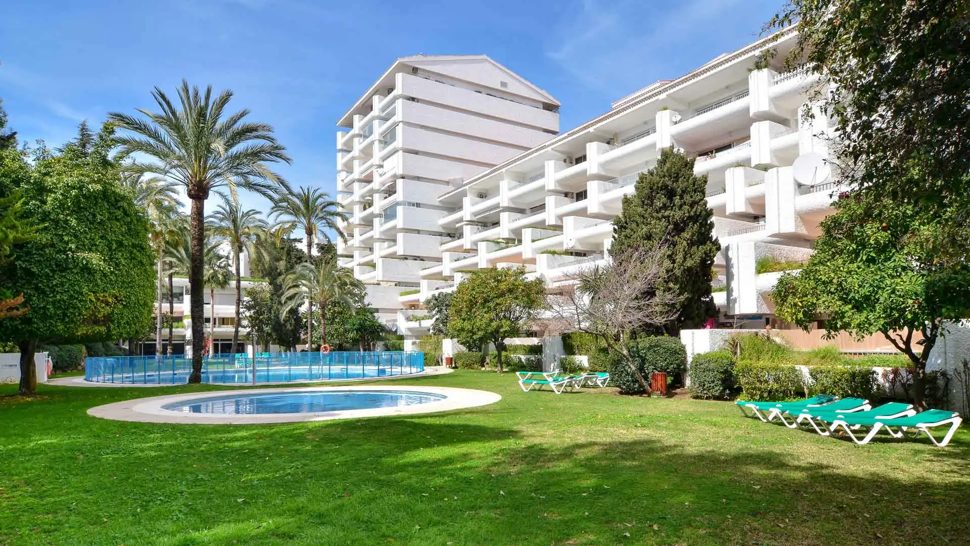 Vista exterior de Apartamento en venta en Marbella con Aire acondicionado, Terraza y Piscina