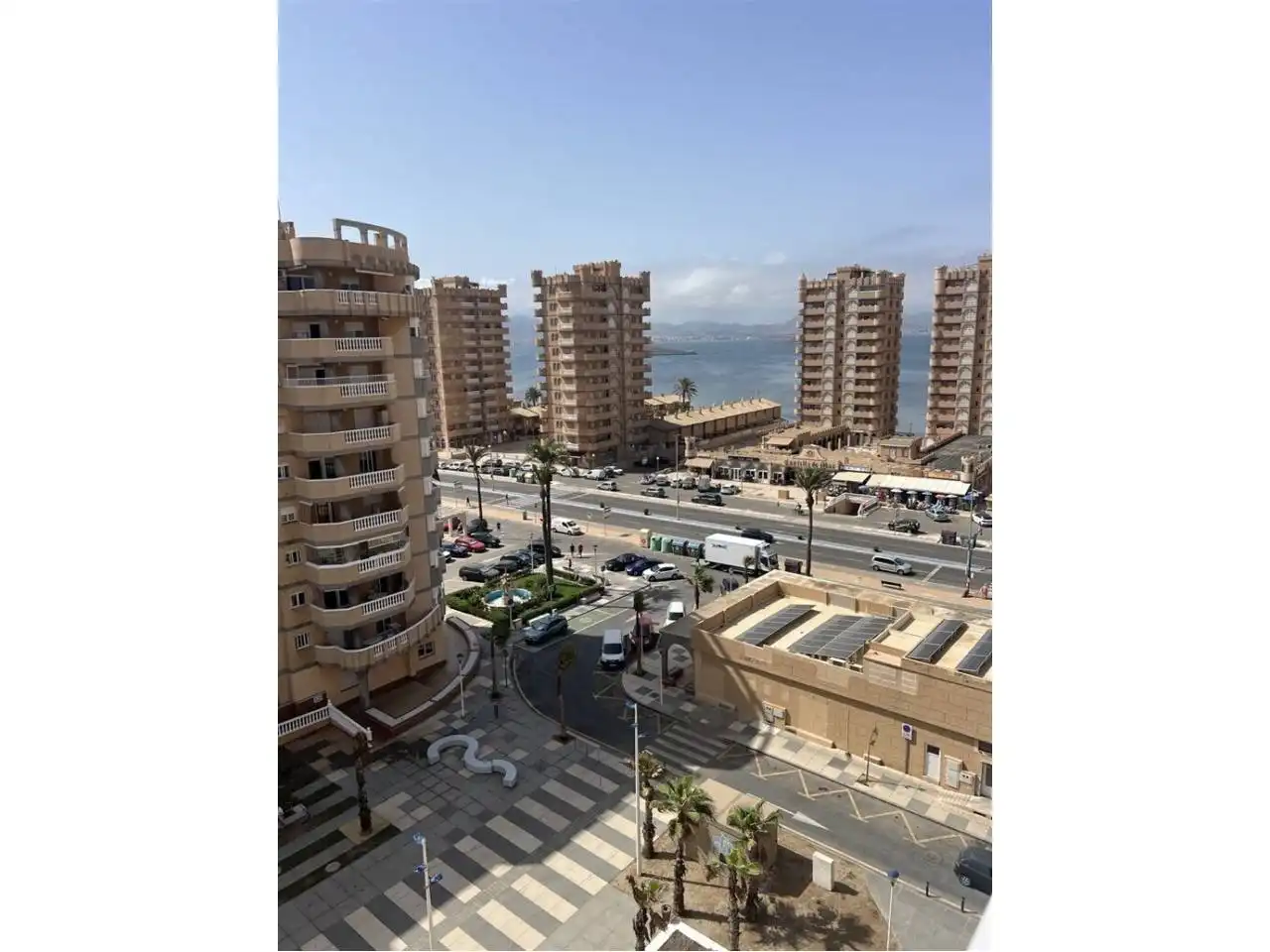 Vista exterior de Pis en venda en La Manga del Mar Menor amb Calefacció, Terrassa i Moblat