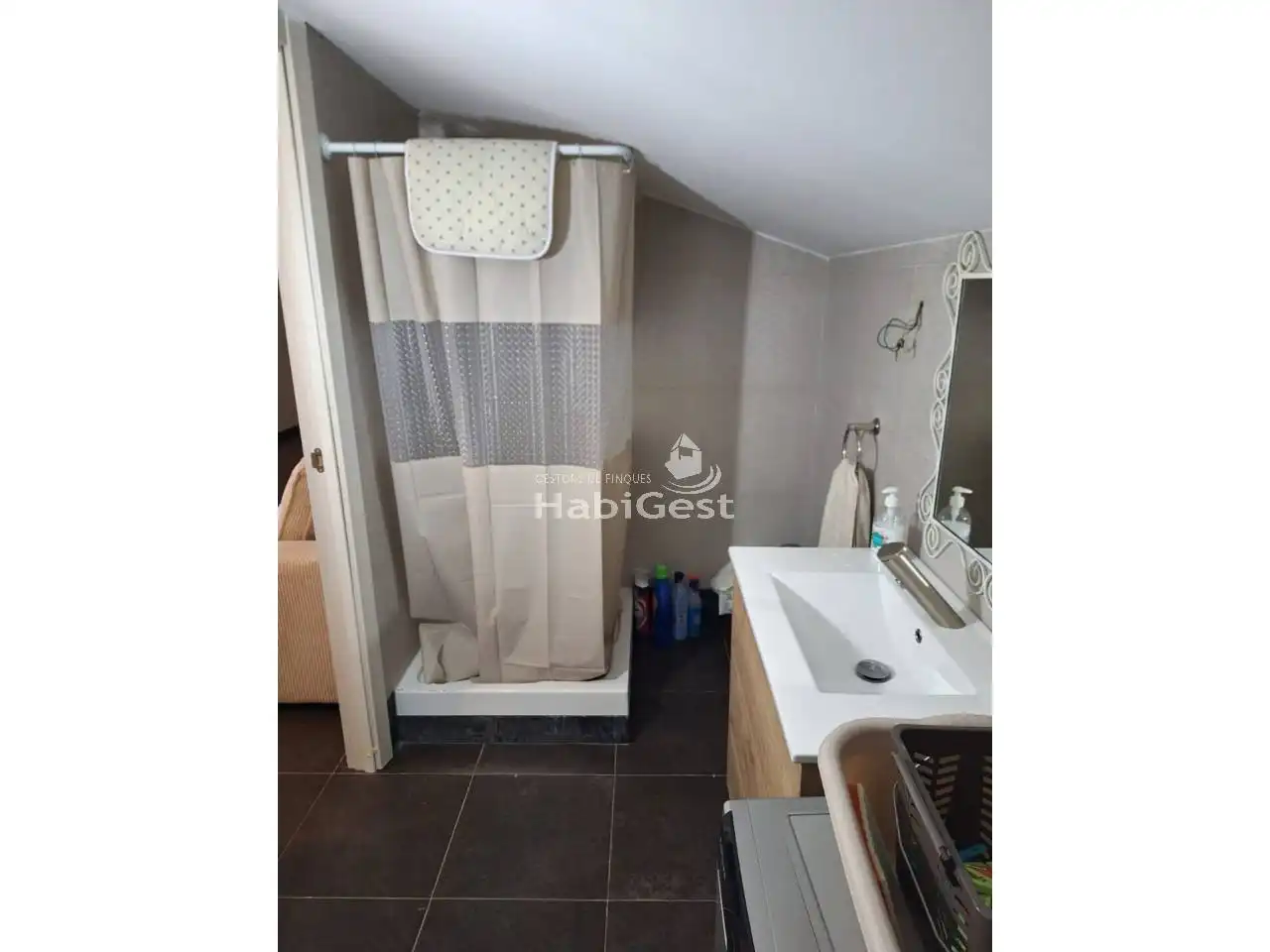 Badezimmer von Maisonette zum Verkauf in Sils mit Klimaanlage, Terrasse und Gemeinschaftspool