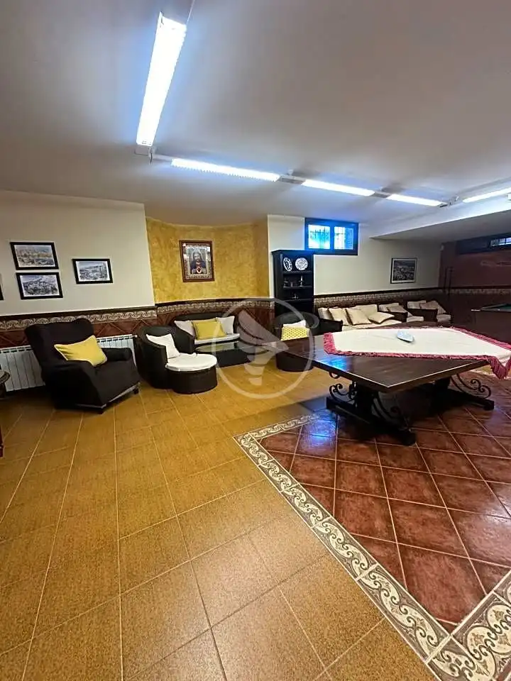 Casa o xalet en venda en Linares amb Aire condicionat, Calefacció i Jardí privat
