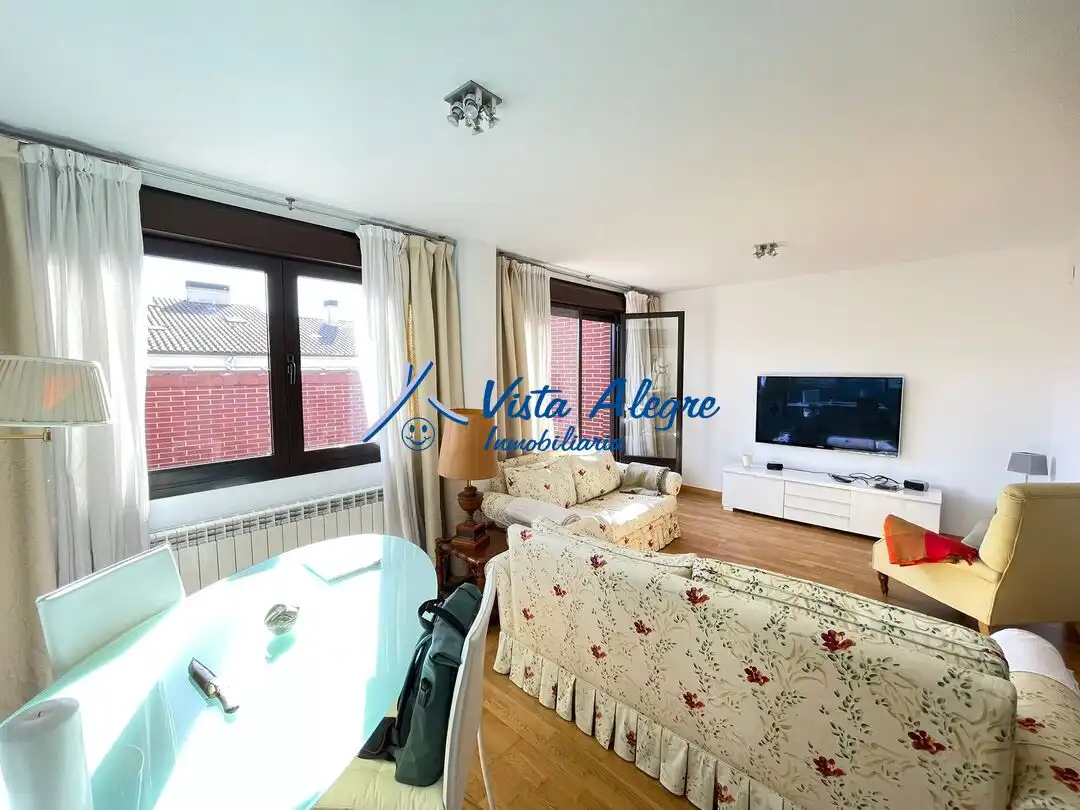 Sala de estar de Ático en venta en Haro con Calefacción, Parquet y Terraza