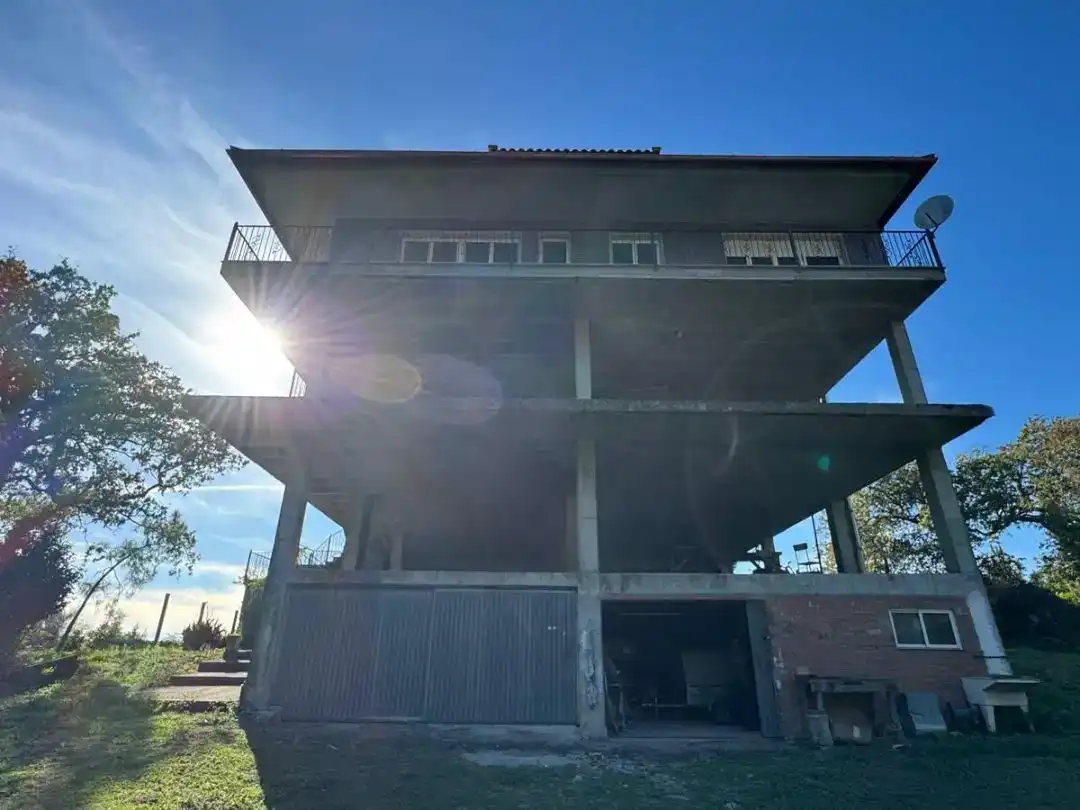 Vista exterior de Casa o xalet en venda en Cangas  amb Aire condicionat i Balcó