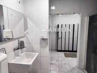 Baño de Nave industrial de alquiler en L'Hospitalet de Llobregat