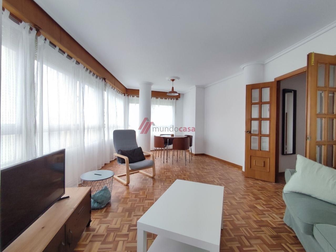 Sala d'estar de Pis de lloguer en Ferrol amb Calefacció, Parquet i Moblat