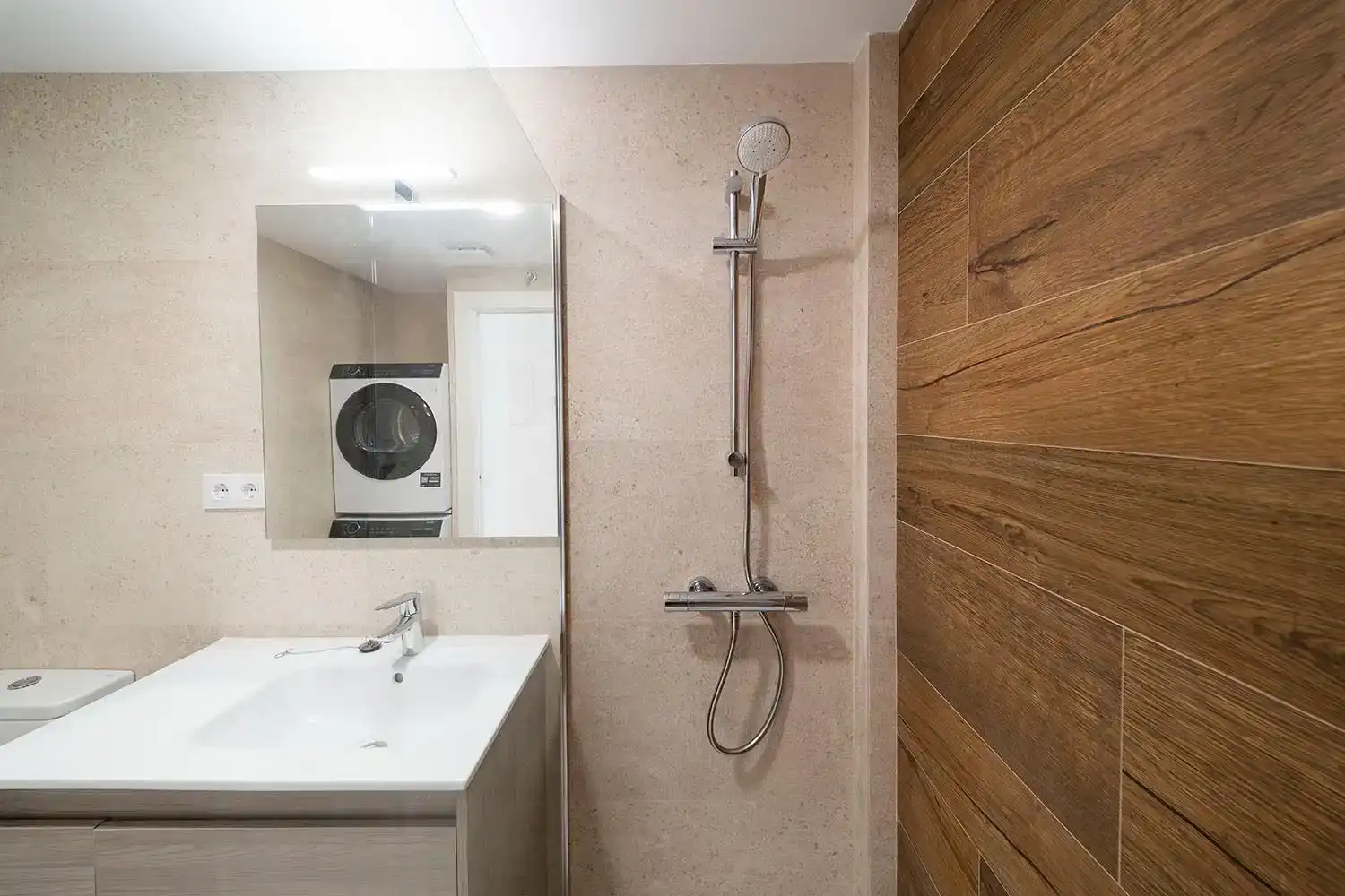 Badezimmer von Wohnung zur Miete in  Zaragoza Capital mit Klimaanlage und Balkon