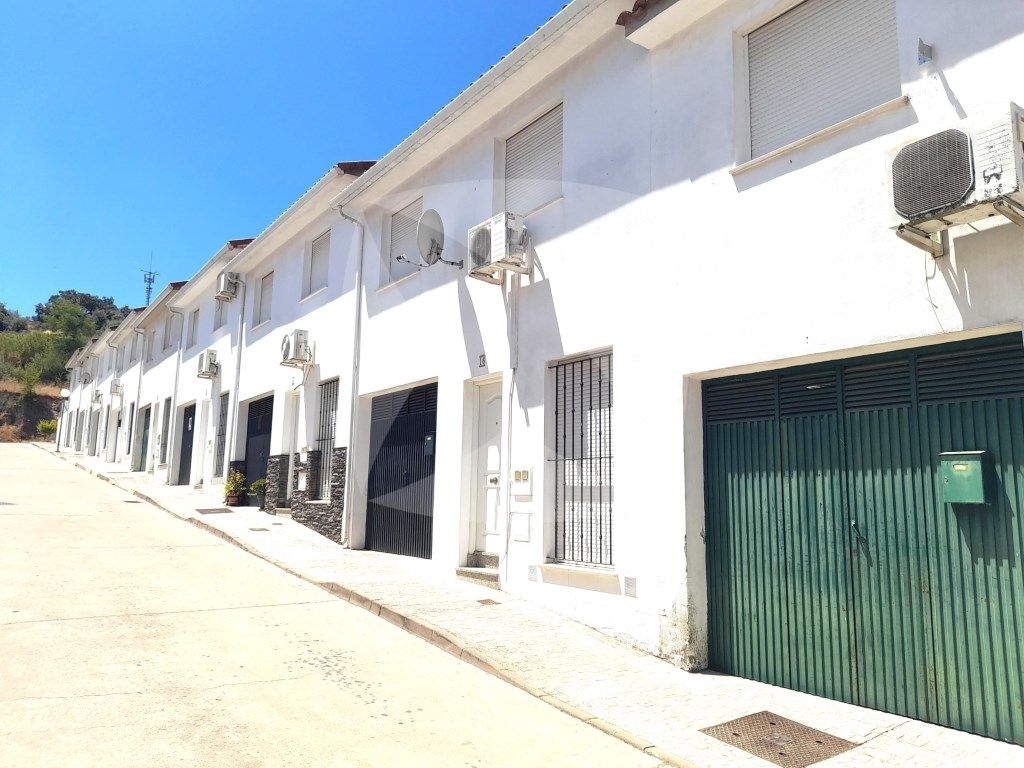 Vista exterior de Casa adosada en venda en Alburquerque amb Aire condicionat
