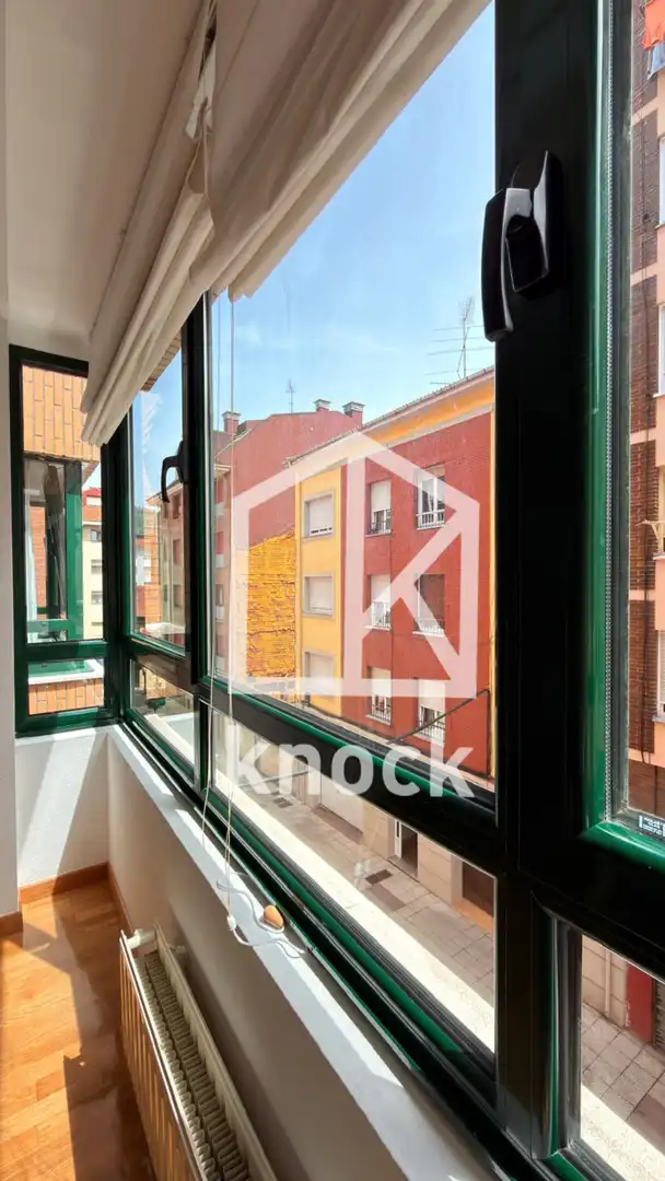 Vista exterior de Piso en venta en Oviedo  con Calefacción