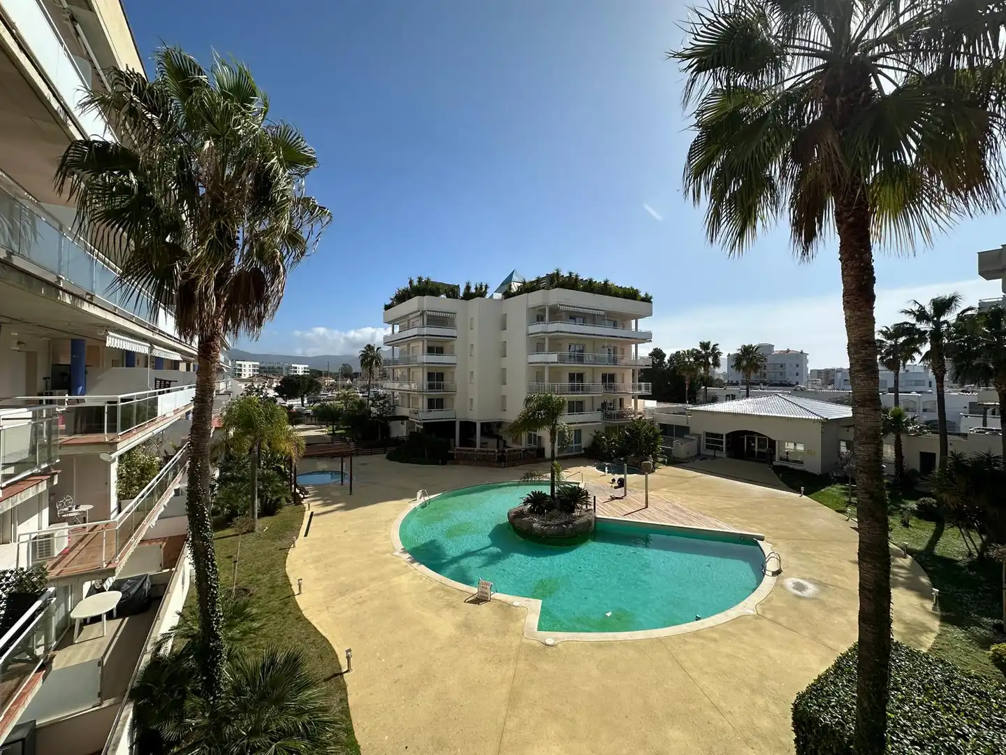 Piscina de Apartamento en venta en Roses con Terraza, Amueblado y Horno