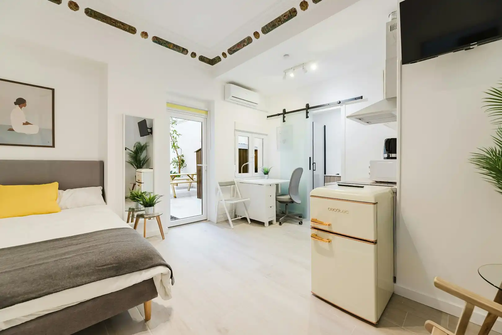 Schlafzimmer von Wohnung zur Miete in Valencia mit Klimaanlage, Waschmaschine und Fernseher
