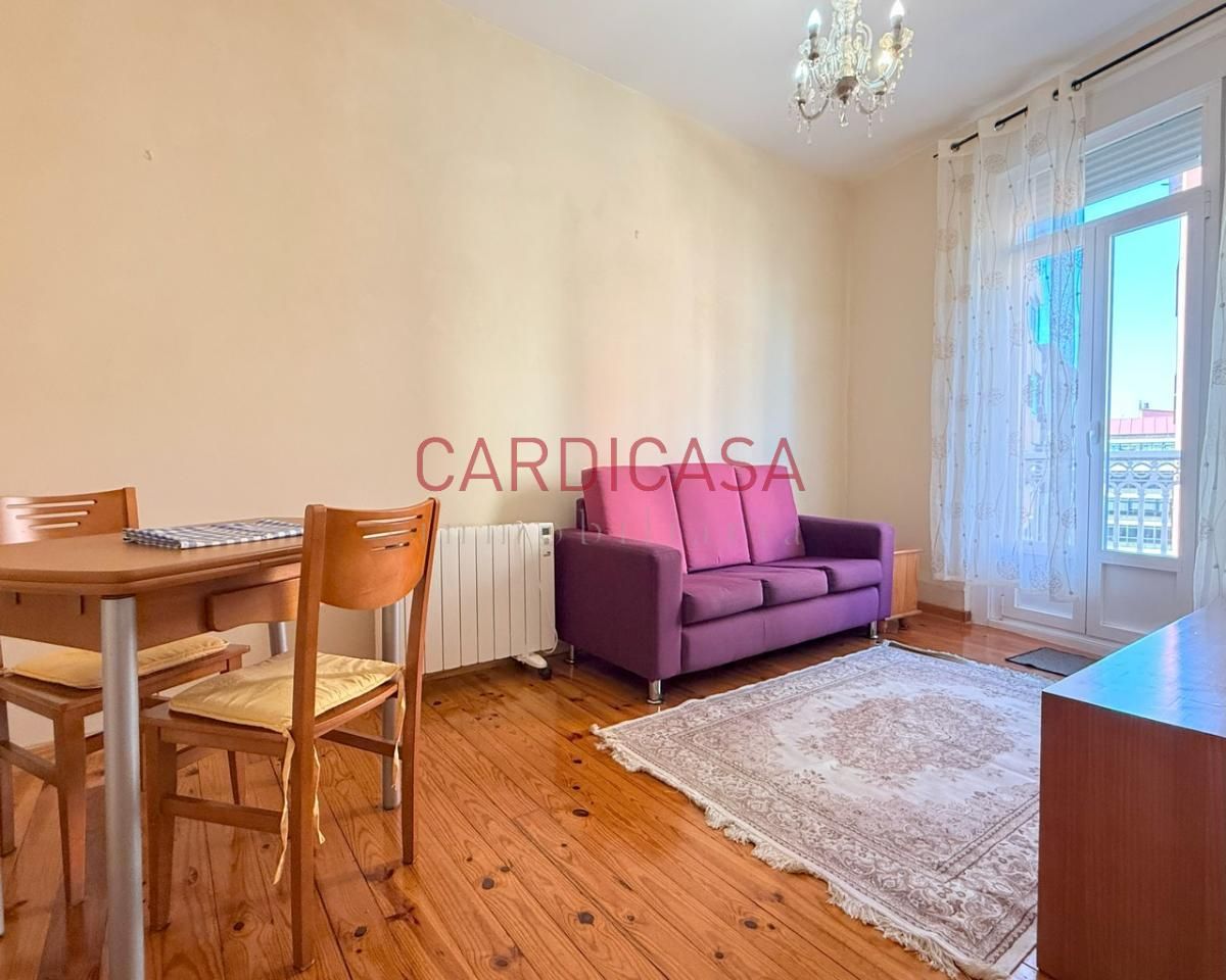 Sala d'estar de Pis en venda en Vigo  amb Calefacció, Parquet i Moblat