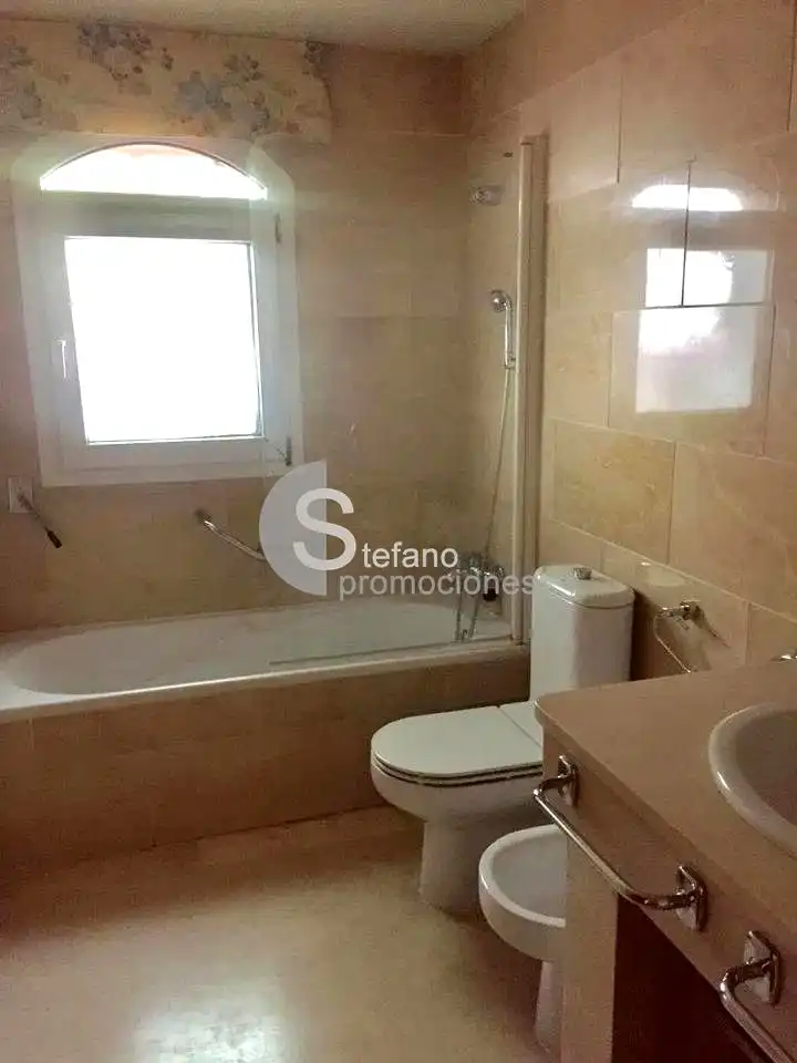 Baño de Casa adosada de alquiler en Málaga con Aire acondicionado, Jardín privado y Terraza