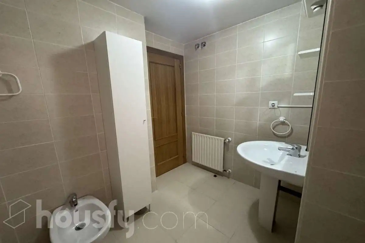 Baño de Piso de alquiler en Madrid con Trastero y Amueblado