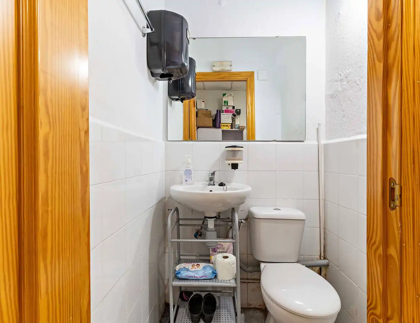 Badezimmer von Geschaftsraum zum Verkauf in Almería mit Klimaanlage und Möbliert