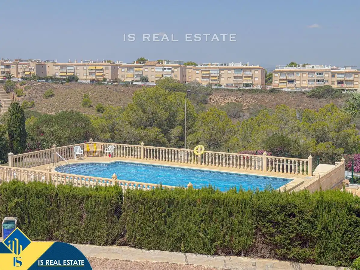 Vista exterior de Estudi en venda en Torrevieja amb Calefacció, Terrassa i Moblat