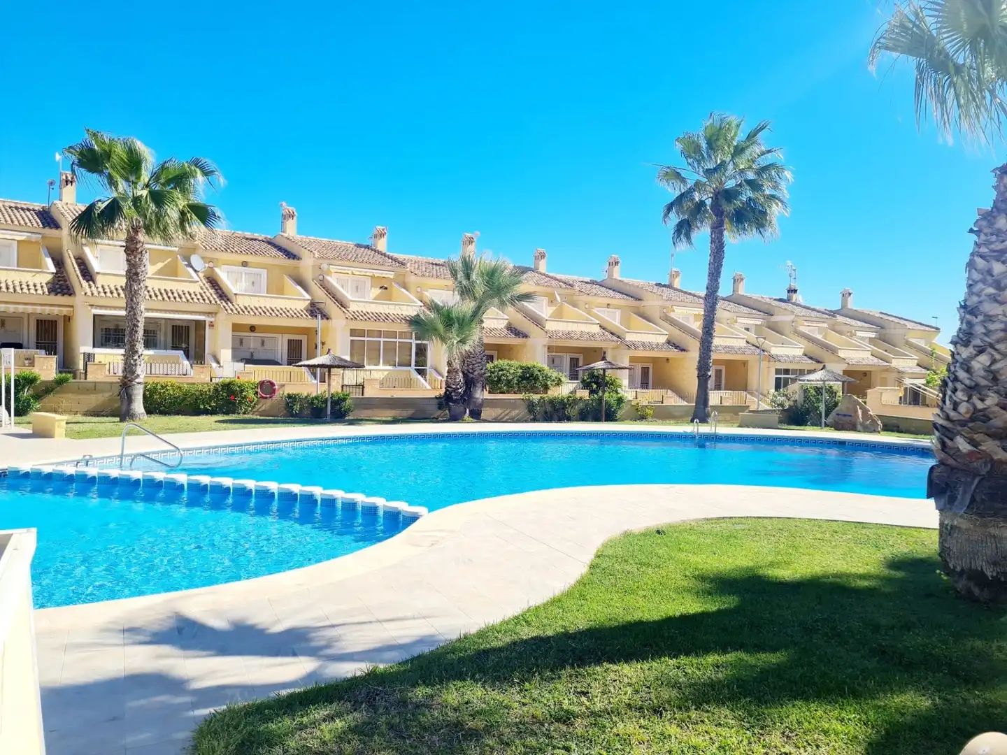 Außenansicht von Einfamilien-Reihenhaus zur Miete in Torrevieja mit Klimaanlage, Heizung und Privatgarten