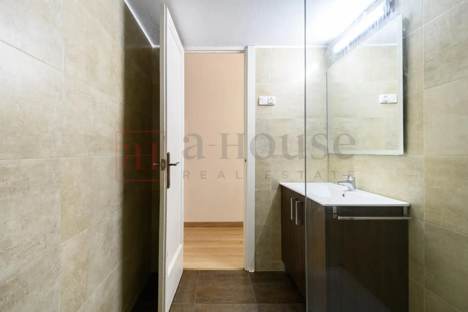 Badezimmer von Wohnung zum Verkauf in Barcelona mit Klimaanlage und Heizung