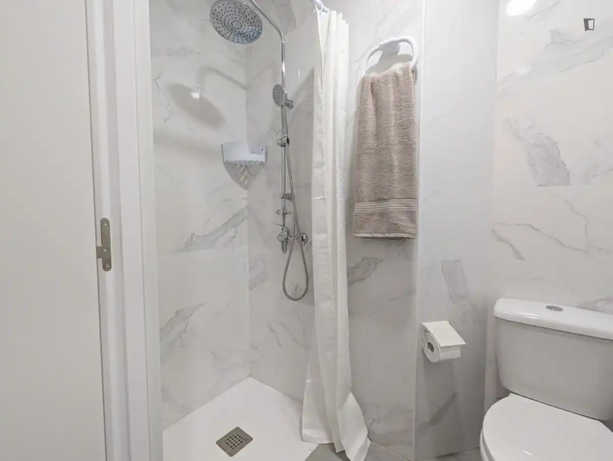 Bany de Apartament per a compartir en Madrid amb Moblat i Rentadora