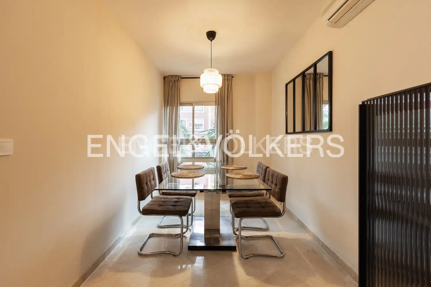Menjador de Apartament de lloguer en Valencia amb Aire condicionat, Calefacció i Moblat