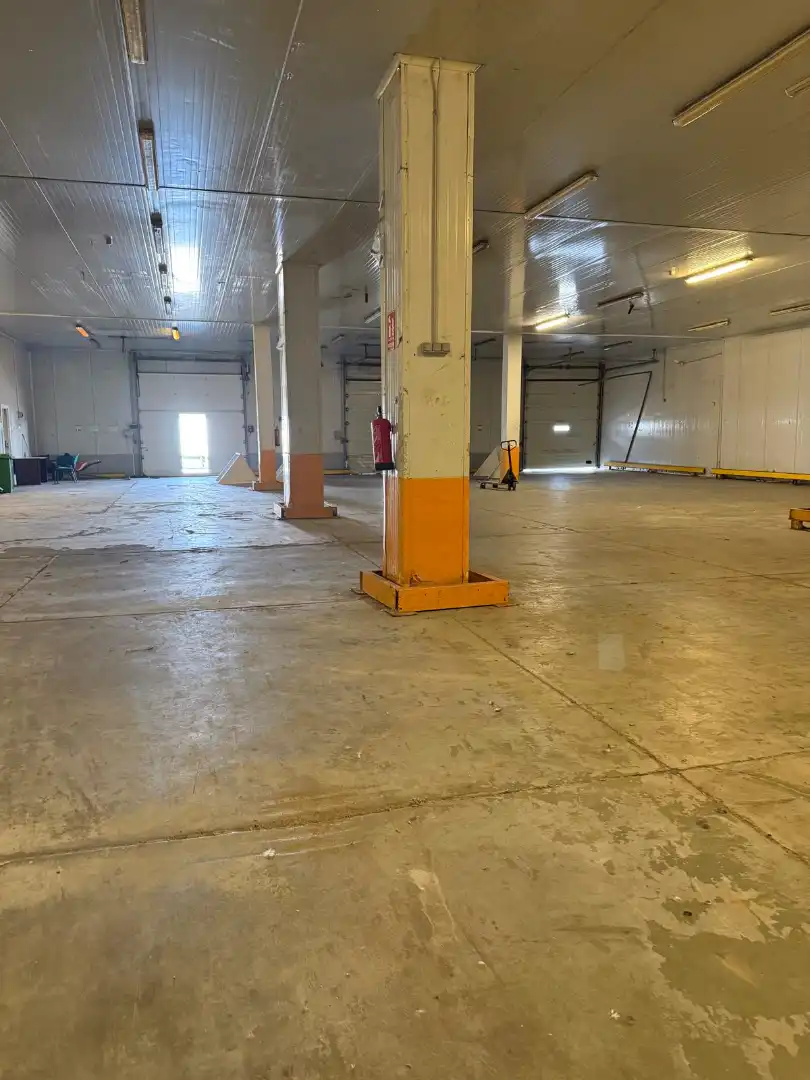 Parkplatz von Fabrikhallen zur Miete in Sevilla