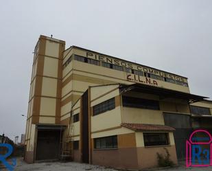 Vista exterior de Nau industrial de lloguer en León Capital 