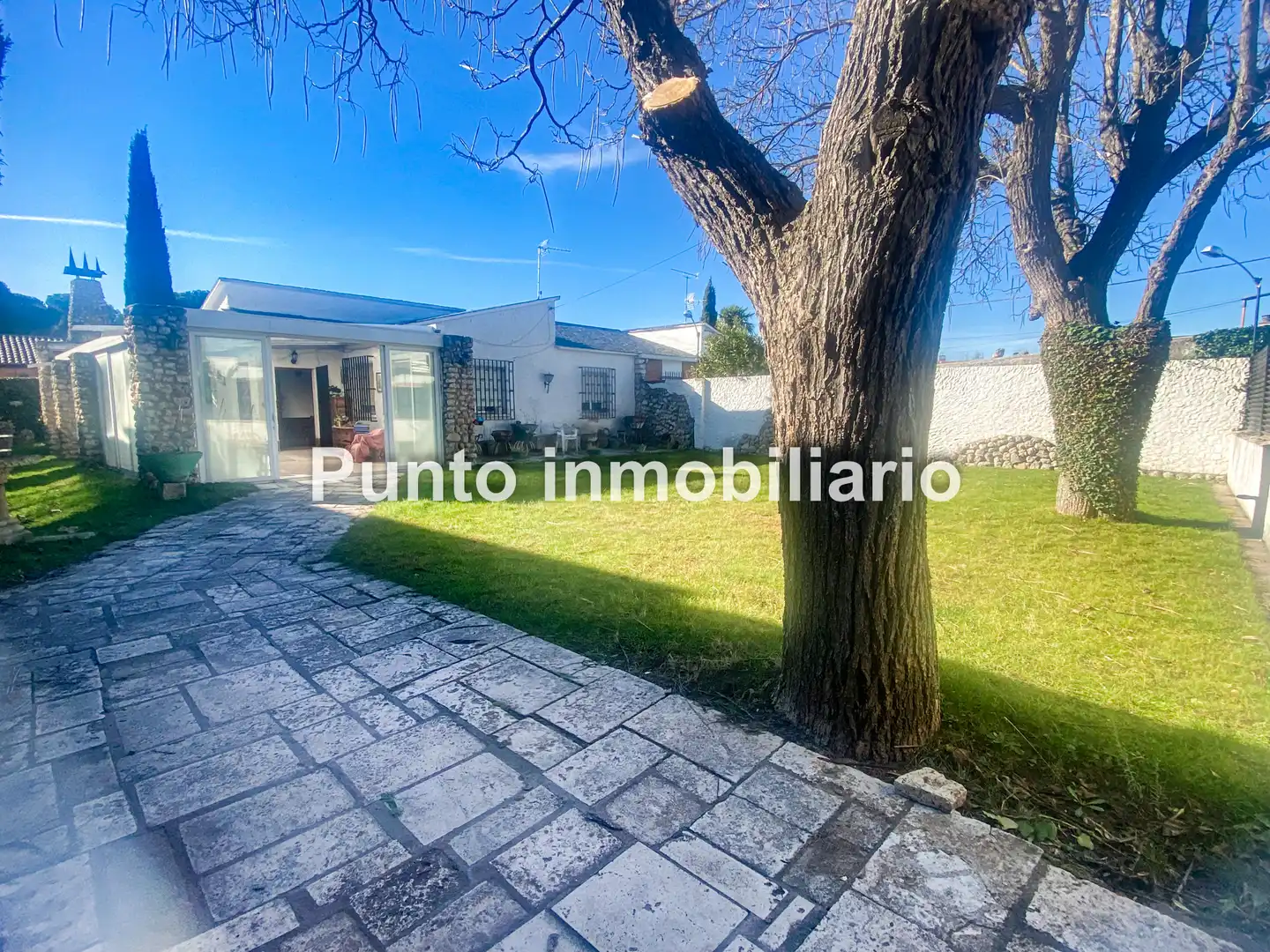 Vista exterior de Casa adosada en venta en Tudela de Duero con Calefacción, Jardín privado y Terraza
