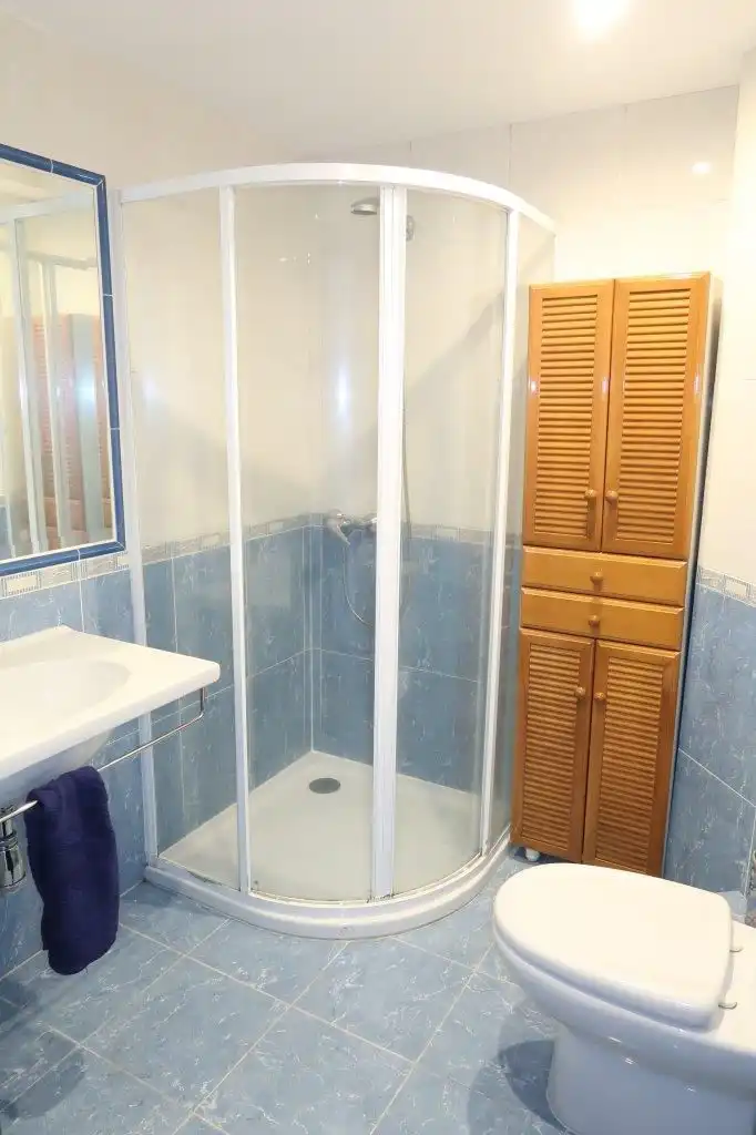 Badezimmer von Wohnung zur Miete in A Coruña Capital  mit Parkett
