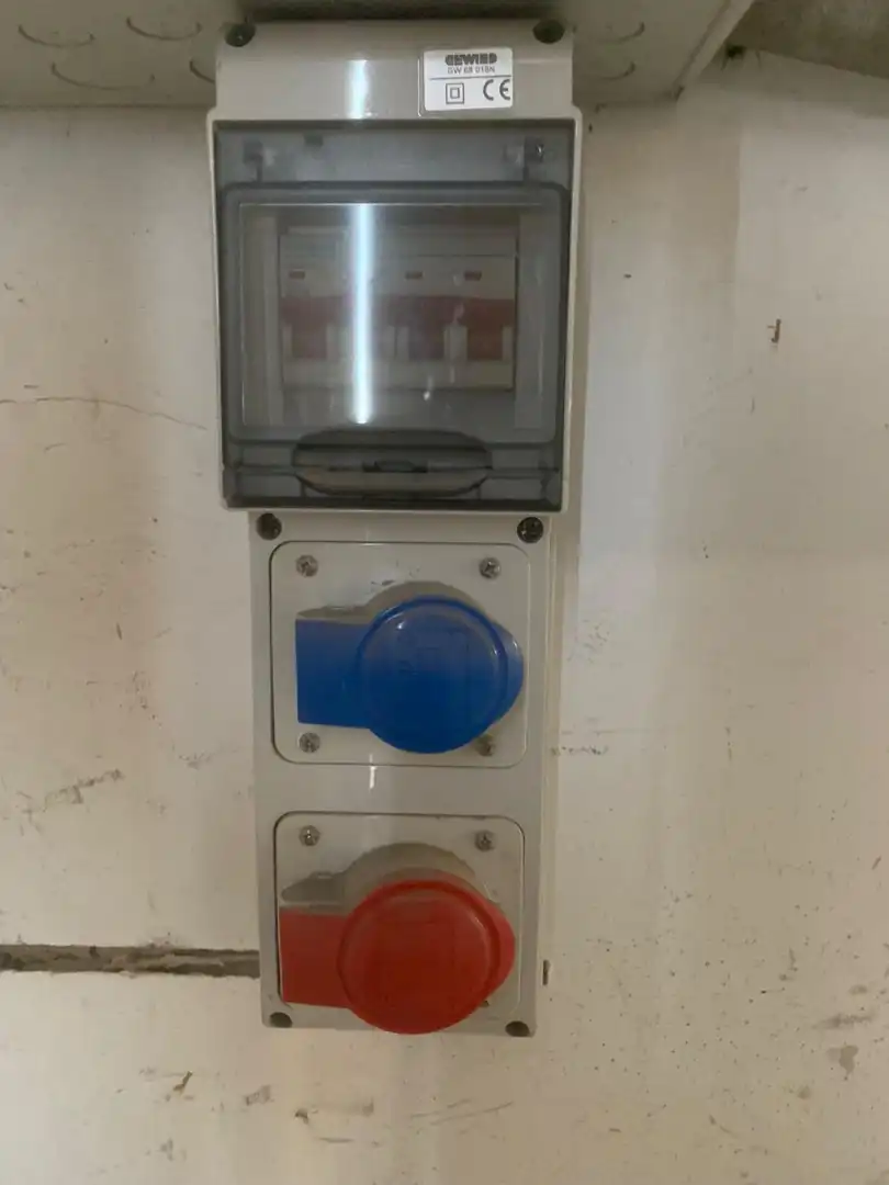 Parkplatz von Fabrikhallen zur Miete in Murcia