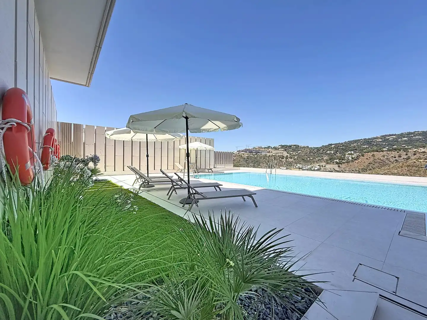 Swimming pool of Apartments for sale in Benahavís  with Air Conditioner, Terrace and Storage room