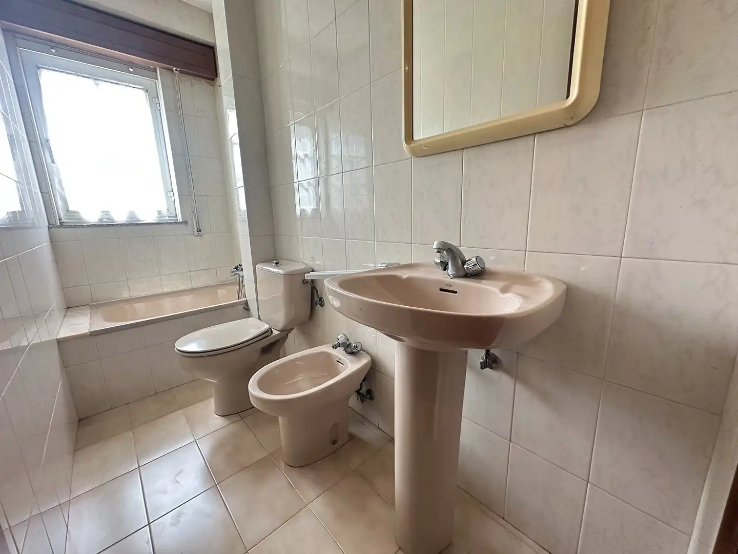 Bathroom of Flat for sale in Santiago de Compostela   with Heating