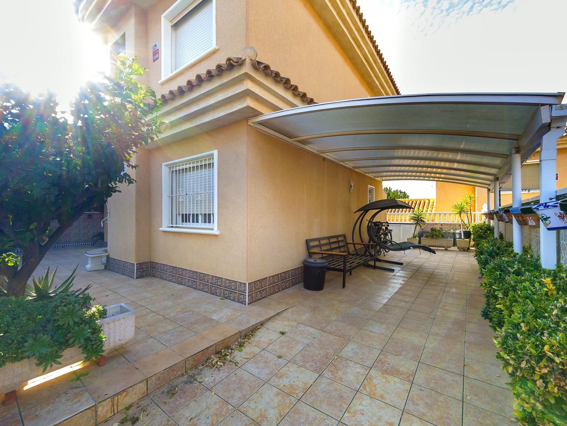 Terrace of House or chalet for sale in Torrevieja  with Air Conditioner, Balcony and Alarm