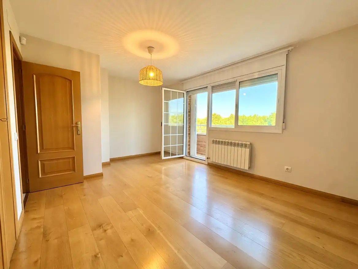 Habitación de Casa adosada en venta en Sant Joan Despí con Aire acondicionado, Calefacción y Jardín privado