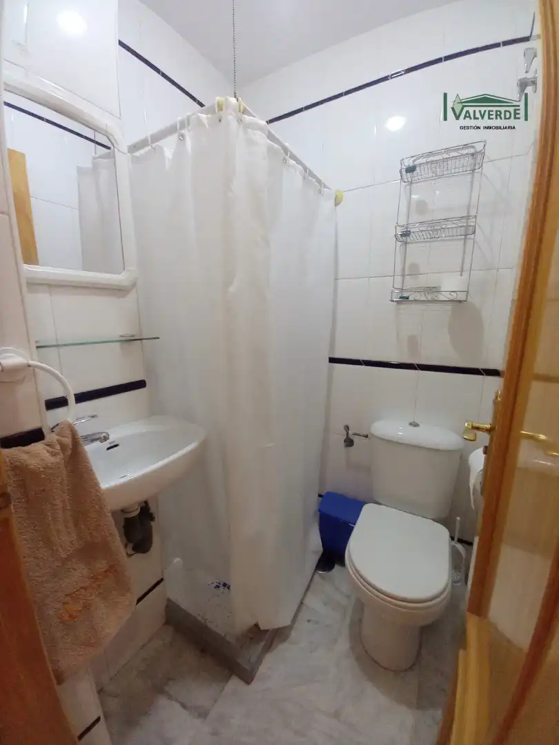 Badezimmer von Wohnung zur Miete in Granada mit Möbliert, Waschmaschine und Mikrowelle