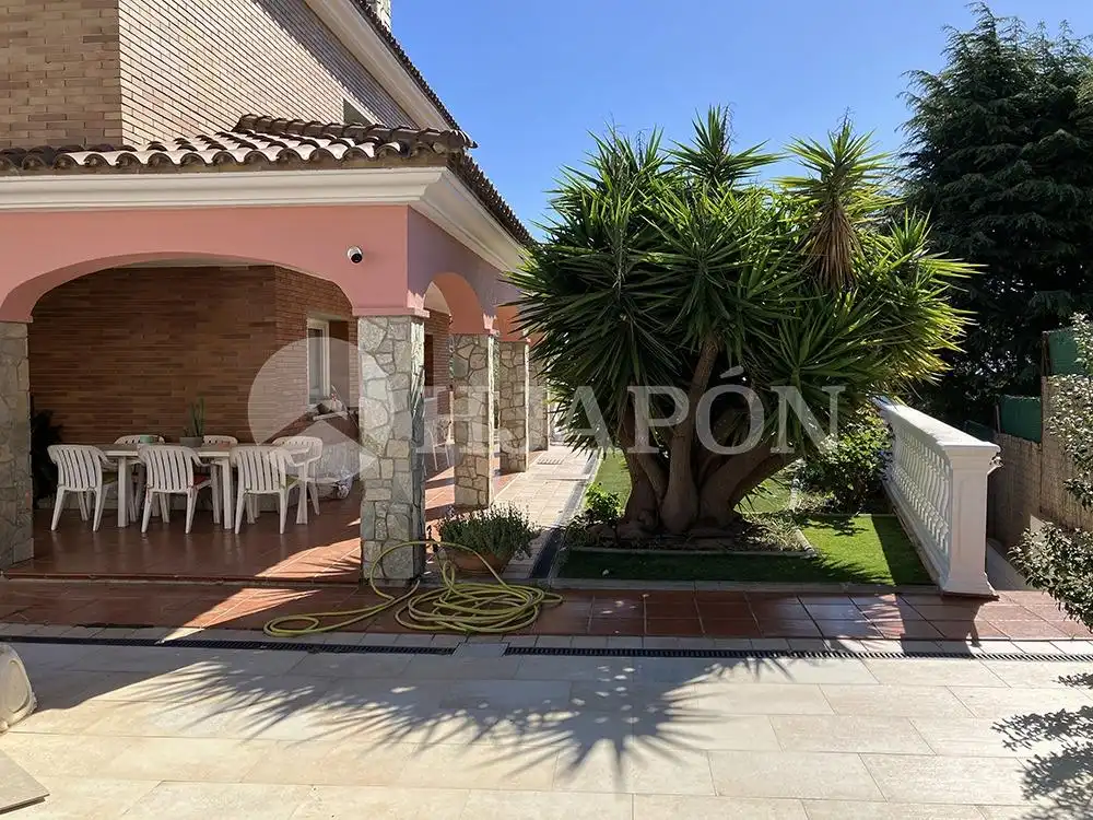 Jardí de Casa o xalet en venda en Badalona amb Calefacció, Jardí privat i Traster