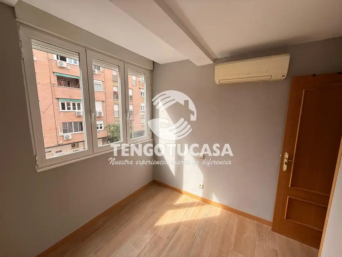 Bedroom of Flat for sale in Madrid  with Air Conditioner, Heating and Furnished