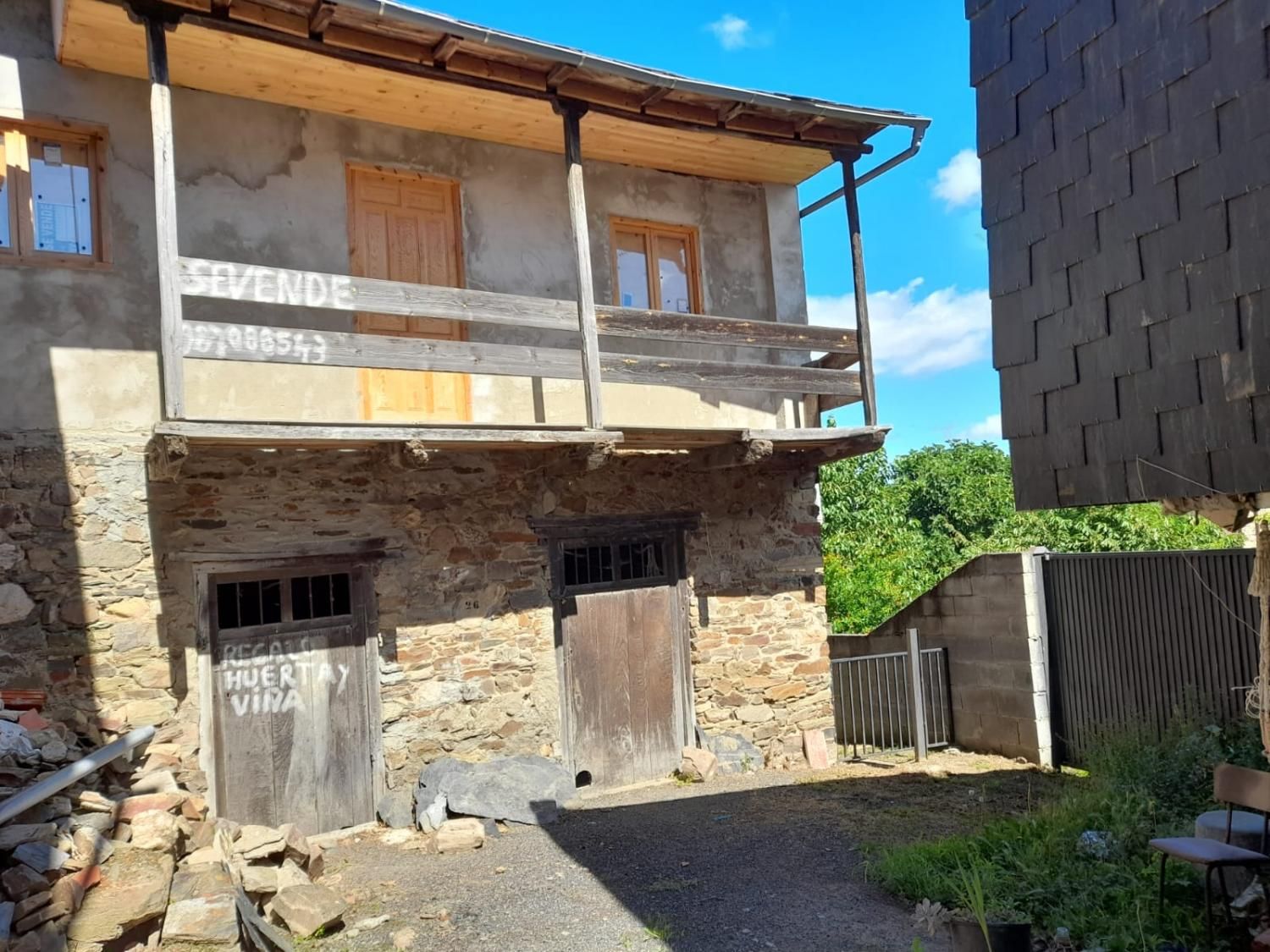 Vista exterior de Casa o xalet en venda en Ponferrada