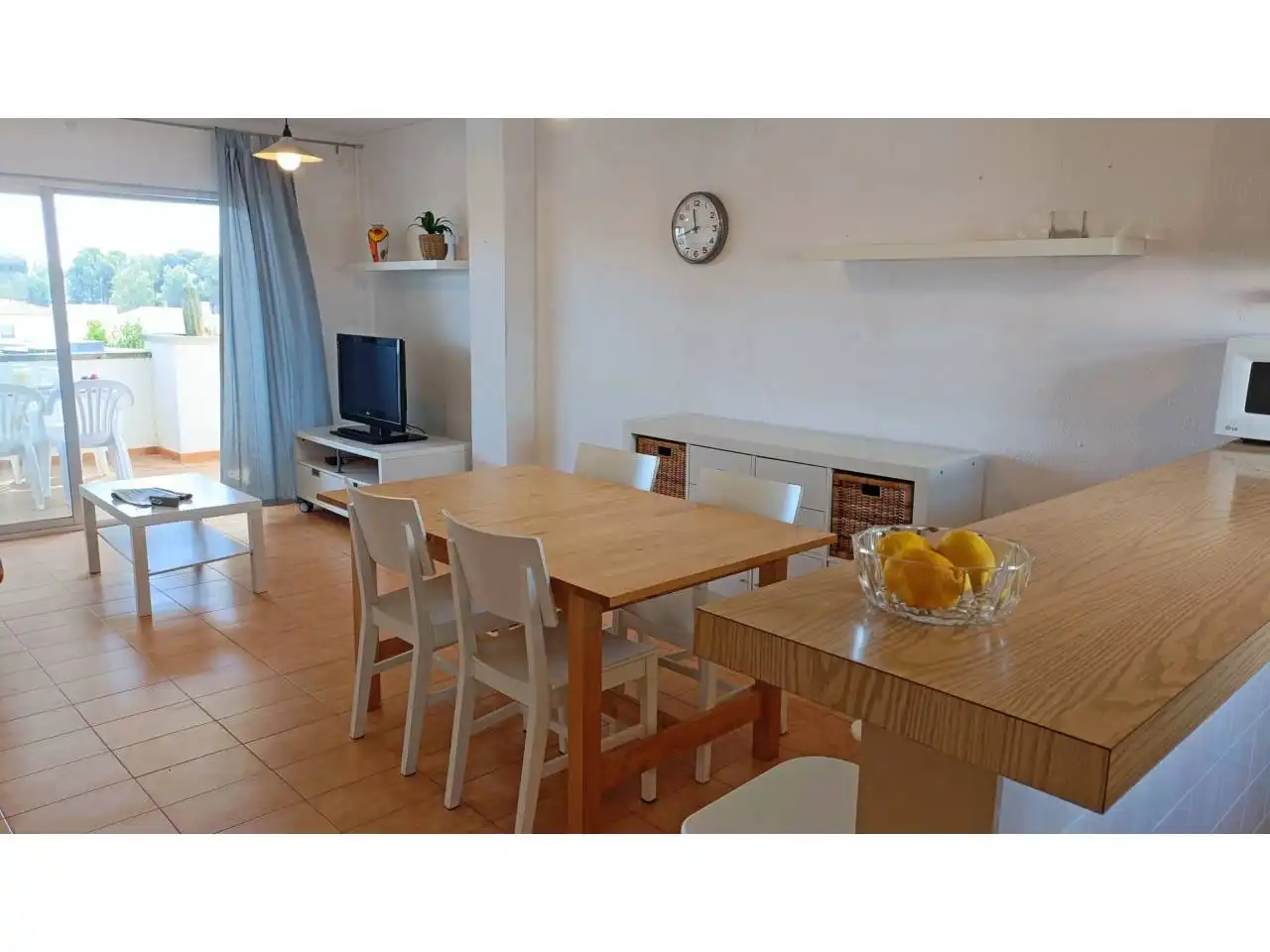 Comedor de Piso en venta en L'Escala con Terraza, Amueblado y Piscina comunitaria