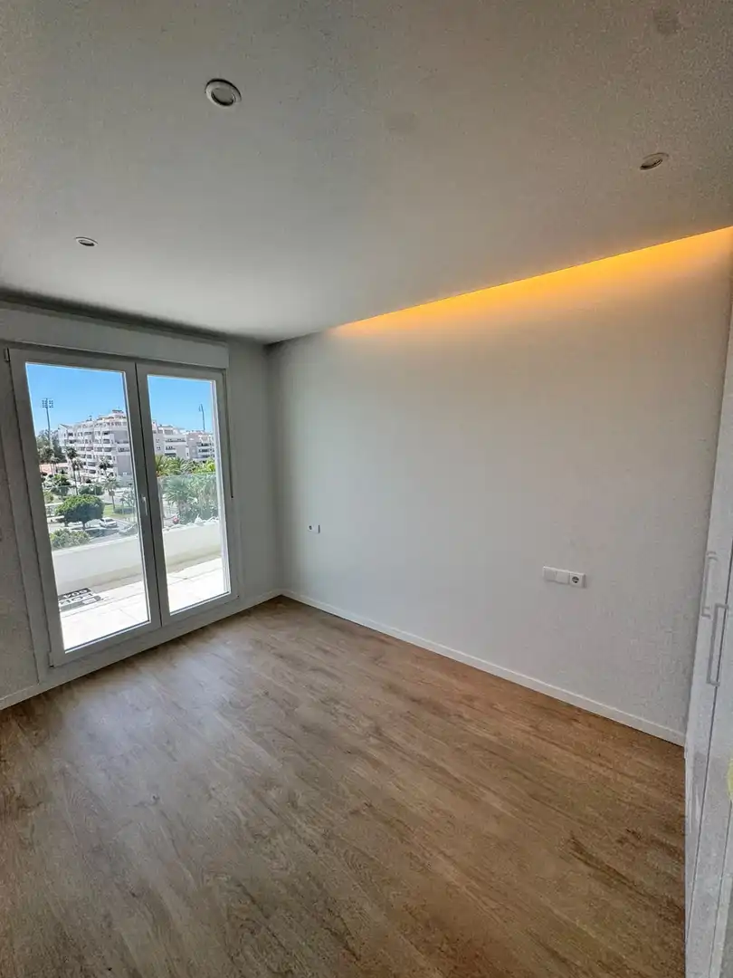 Dormitori de Apartament de lloguer en Marbella amb Aire condicionat, Terrassa i Traster