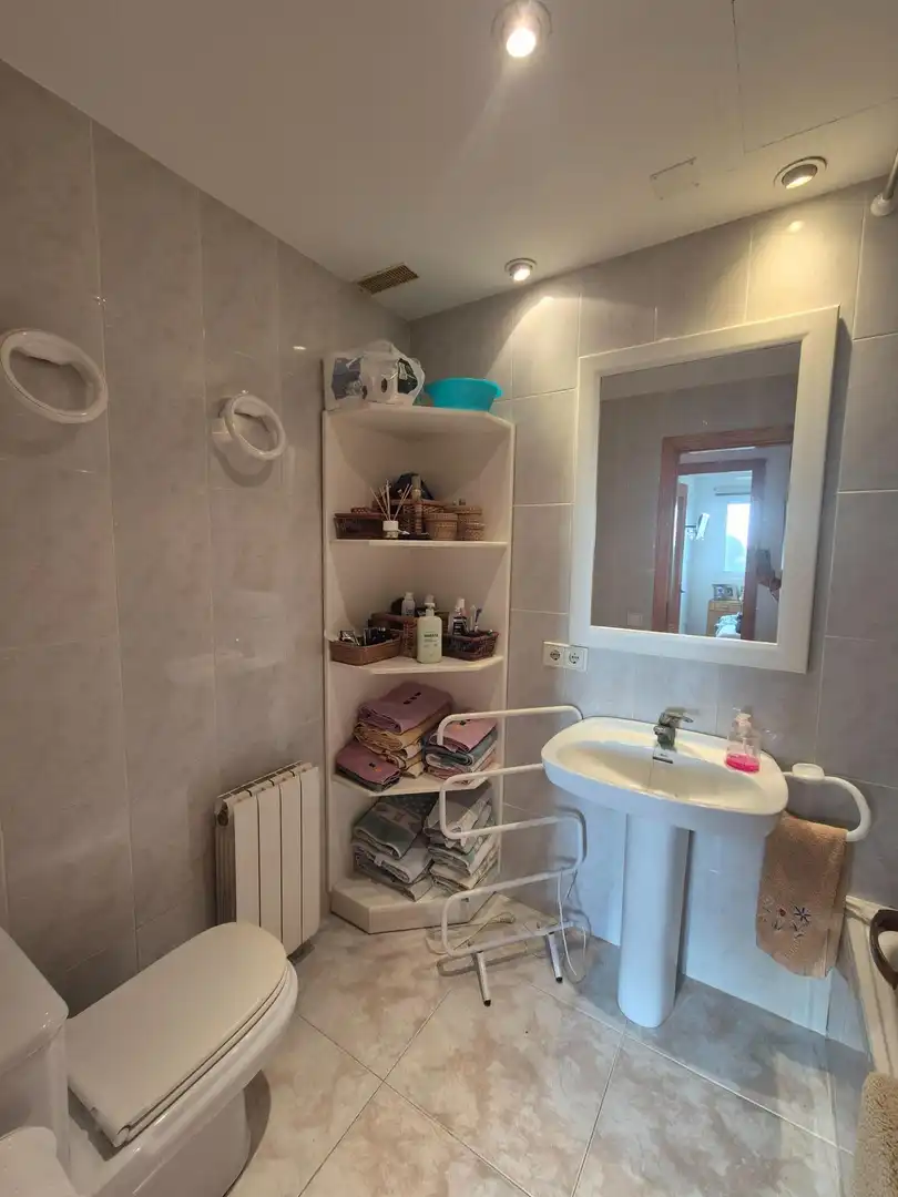 Baño de Ático de alquiler en Muro con Aire acondicionado, Terraza y Amueblado