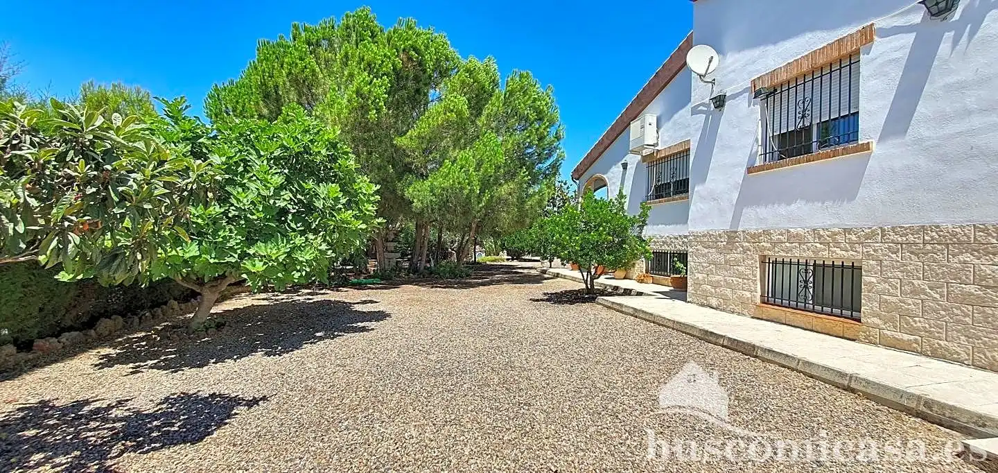 Vista exterior de Casa o xalet en venda en Linares amb Aire condicionat, Calefacció i Jardí privat
