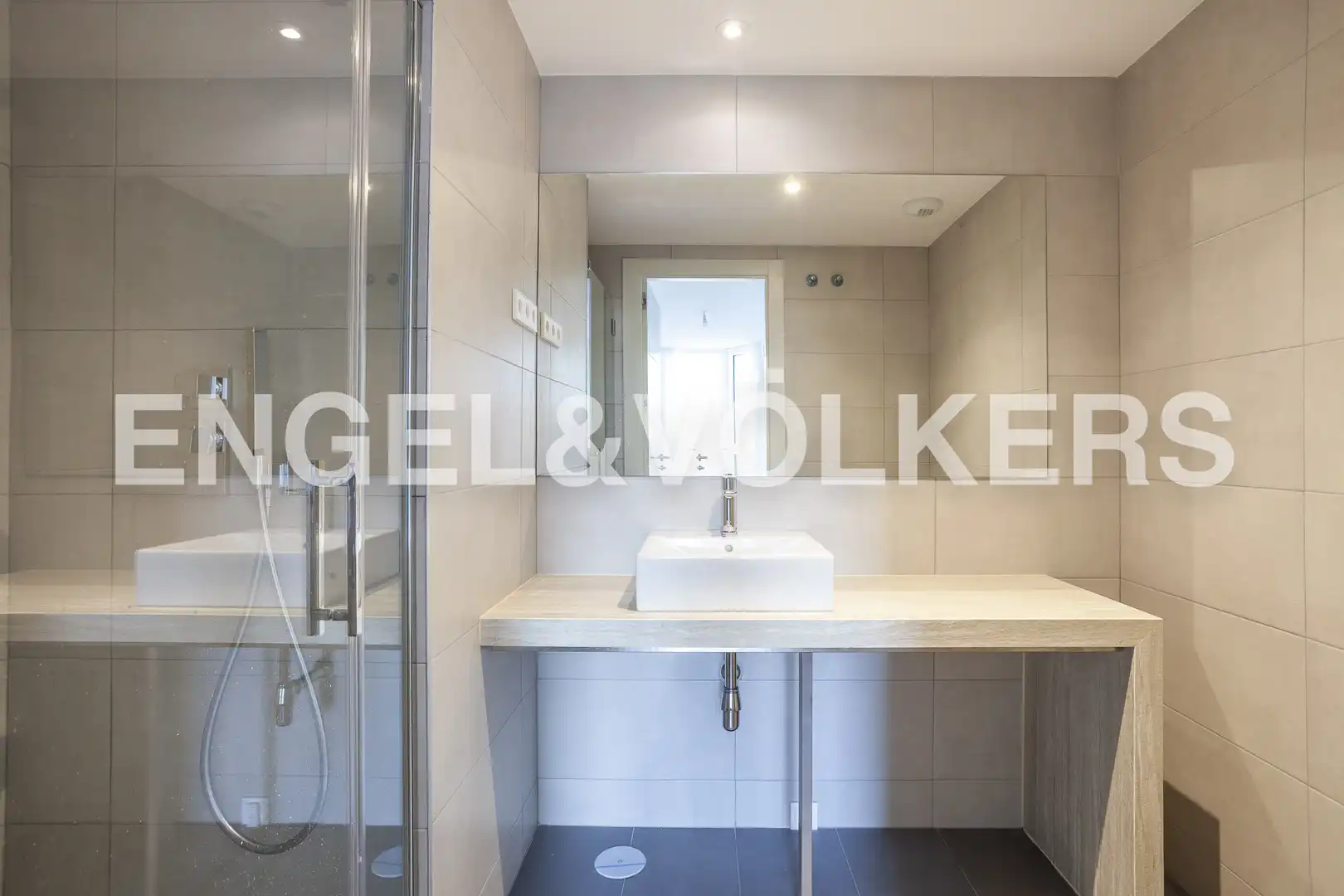 Bathroom of Flat for rent in Madrid  with Air Conditioner, Heating and Swimming Pool