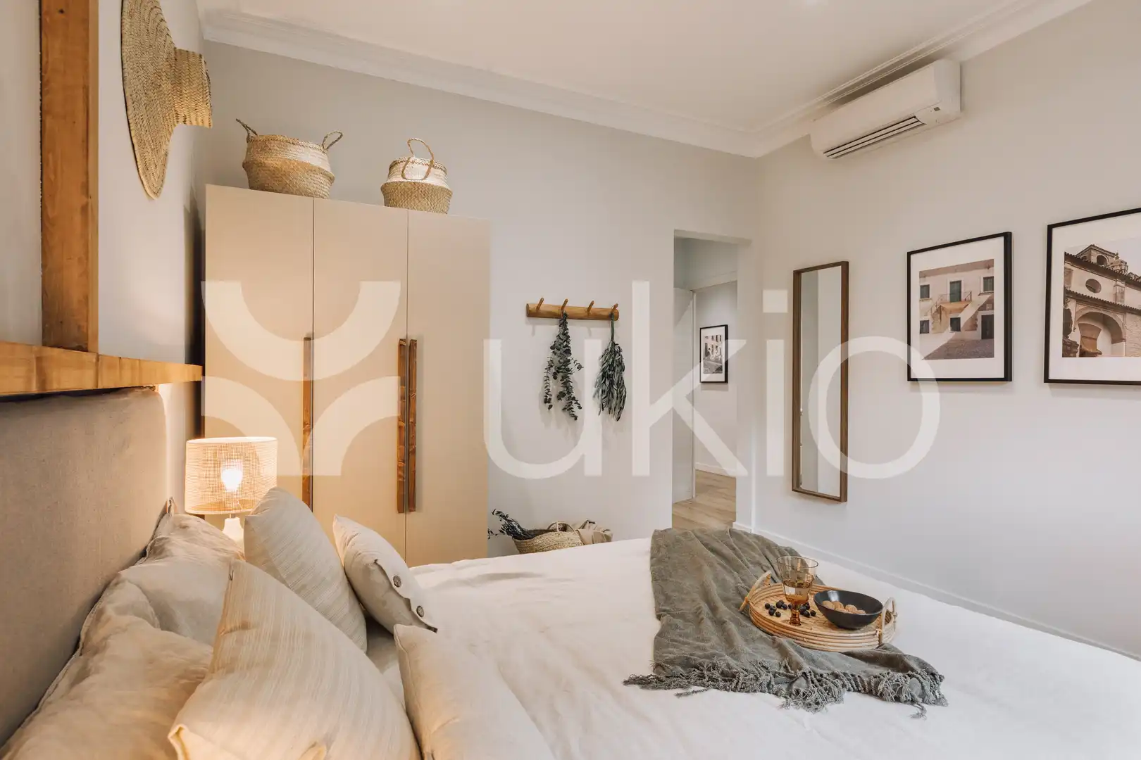 Dormitori de Apartament de lloguer en Barcelona amb Aire condicionat, Calefacció i Moblat