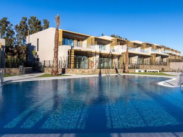 Maison mitoyenne avec piscine à vendre à Evergreen Homes