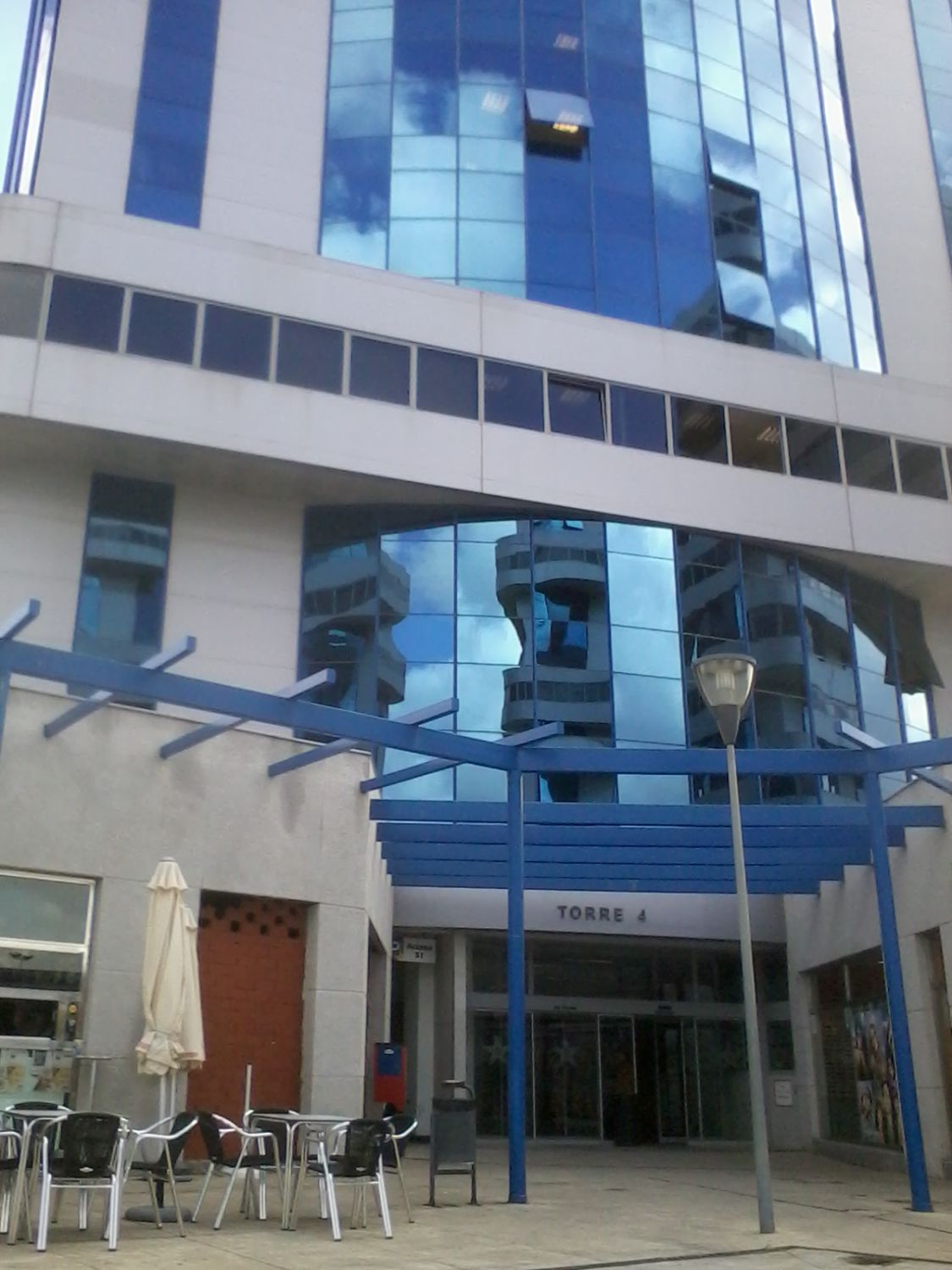 Vista exterior de Oficina de lloguer en  Sevilla Capital amb Calefacció