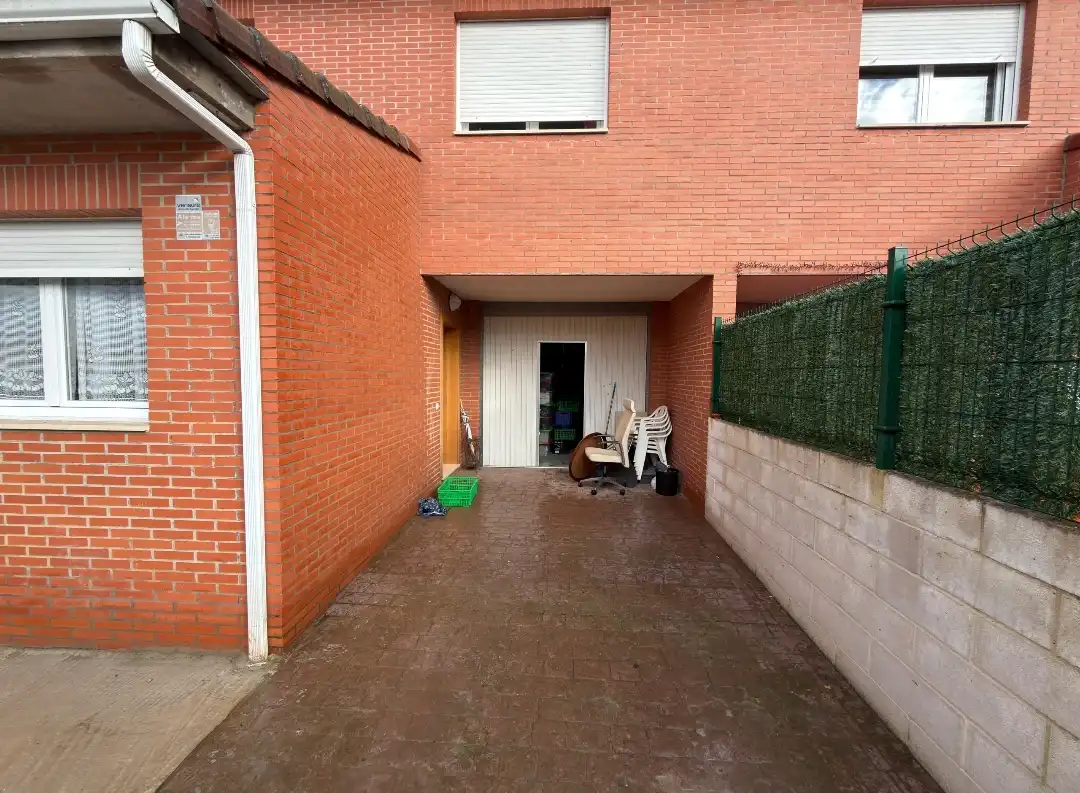 Aparcament de Casa o xalet en venda en Ponferrada amb Calefacció, Jardí privat i Moblat