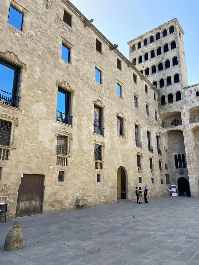 Vista exterior de Edifici en venda en Barcelona