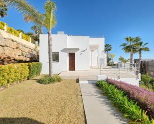 Vista exterior de Casa o xalet en venda en Benahavís amb Aire condicionat, Terrassa i Piscina